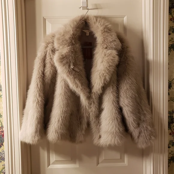 NWT! LAST ONE! Women's Faux Fur Jacket - Picture 2 of 2